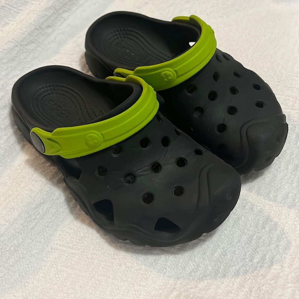 Kids crocs black with green strap